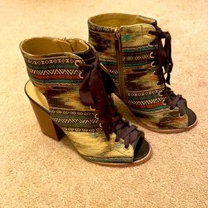 Aztec Styled Lace-up Open Toe & Heel Ankle Boots. Size 6.5 EUC